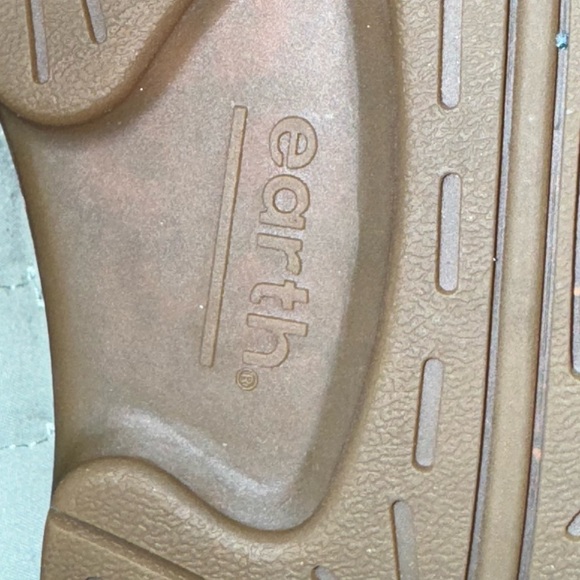 Earth Dream Chinook in the color Taupe. Size 9 Never worn. Super soft!!! - Picture 12 of 13